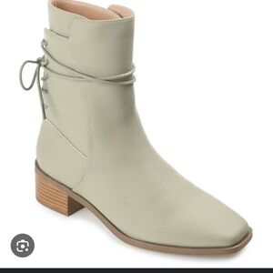 NWT.Journee Collection Women's Cream Ankle Boots